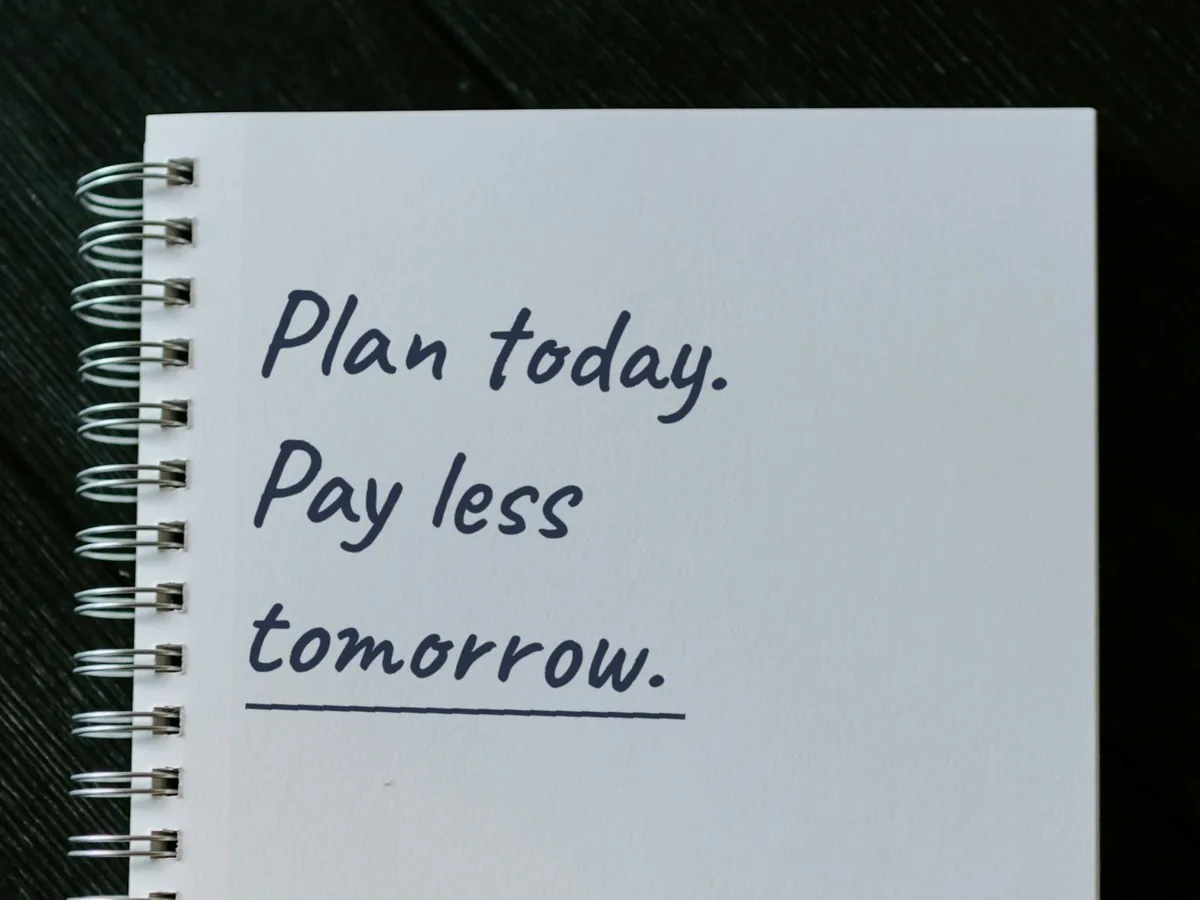 Блокнот с надписью Plan today. Pay less tomorrow.